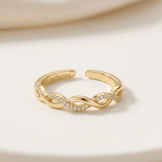 Gedrehter Ring mit Zirkonia
